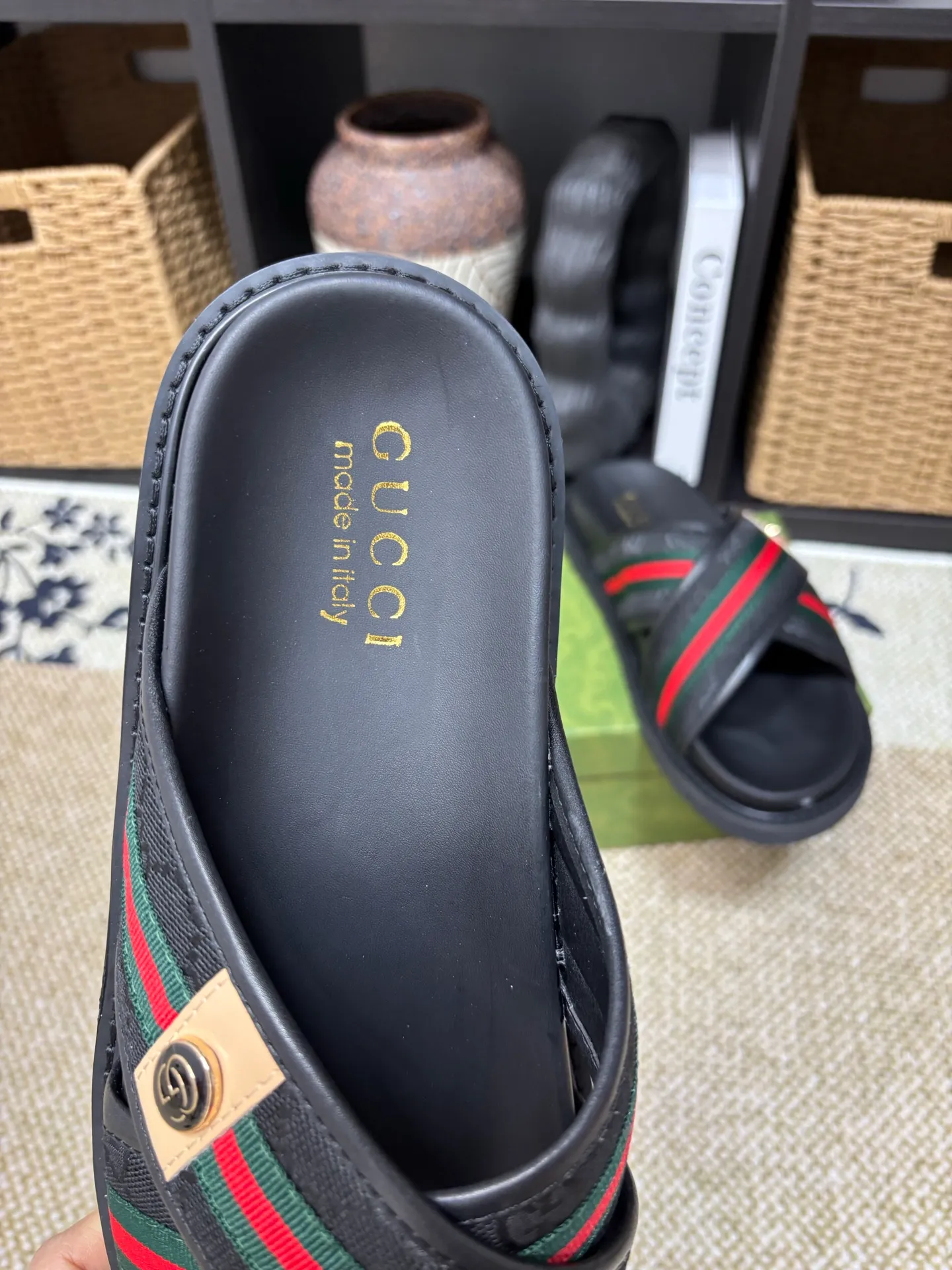 Factory 💰 300 yuan Gucci slippers] high-end men's shoes brand official website 1:1 latest masterpiece: original mold customization, the fabric is made of imported original materials, upgraded outsole, lighter and non-slip. The market's top quality, simple yet tasteful, a must-have for fashionistas, fashionable at your feet, full of confidence, the same style at the counter 👍The season of summer slippers is here. Code: 38-45 (45 customized)